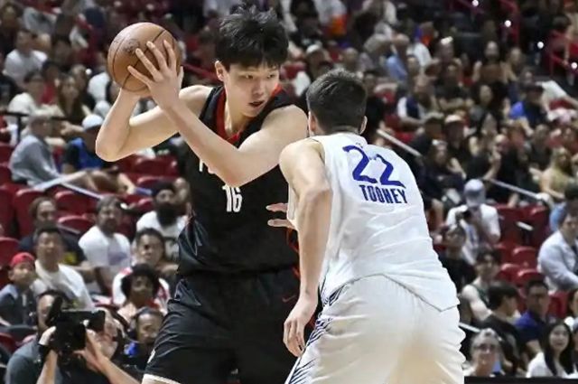 杨瀚森夏联首秀大胜勇士 5次助攻堪比萨博尼斯？