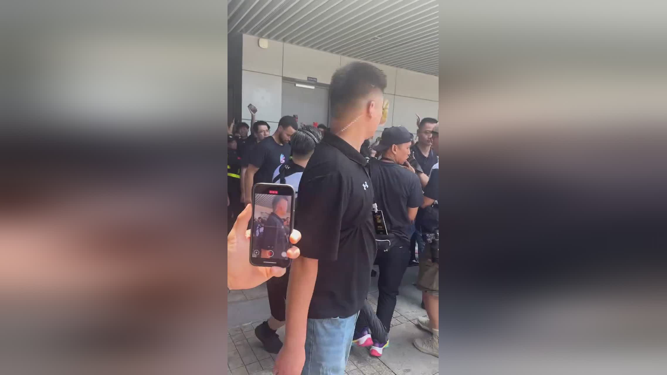 纯搞子！有球迷对库里喊“詹姆斯！詹姆斯！握个手詹姆斯！”