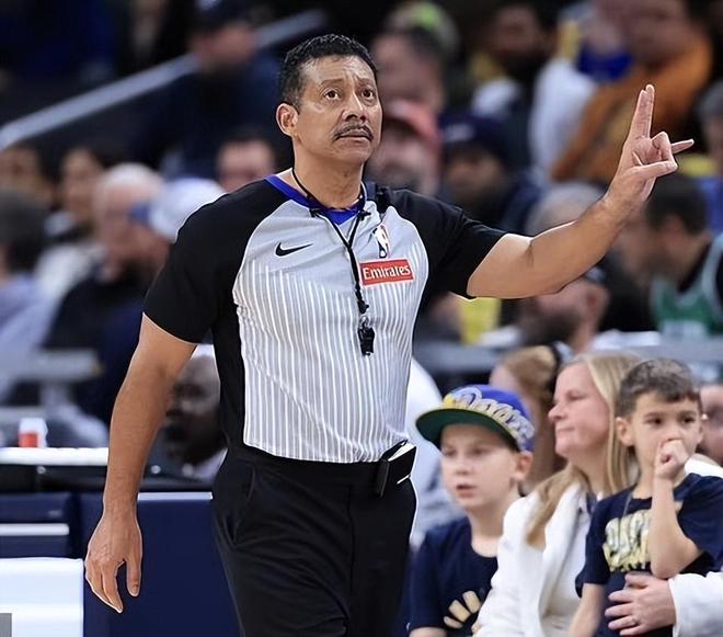 名哨腿筋拉傷無(wú)限期休戰(zhàn)！昨日坐輪椅離場(chǎng) 有望常規(guī)賽結(jié)束前回歸