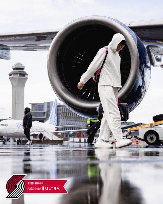 出发前往客场!开拓者官方社媒晒照,杨瀚森出镜