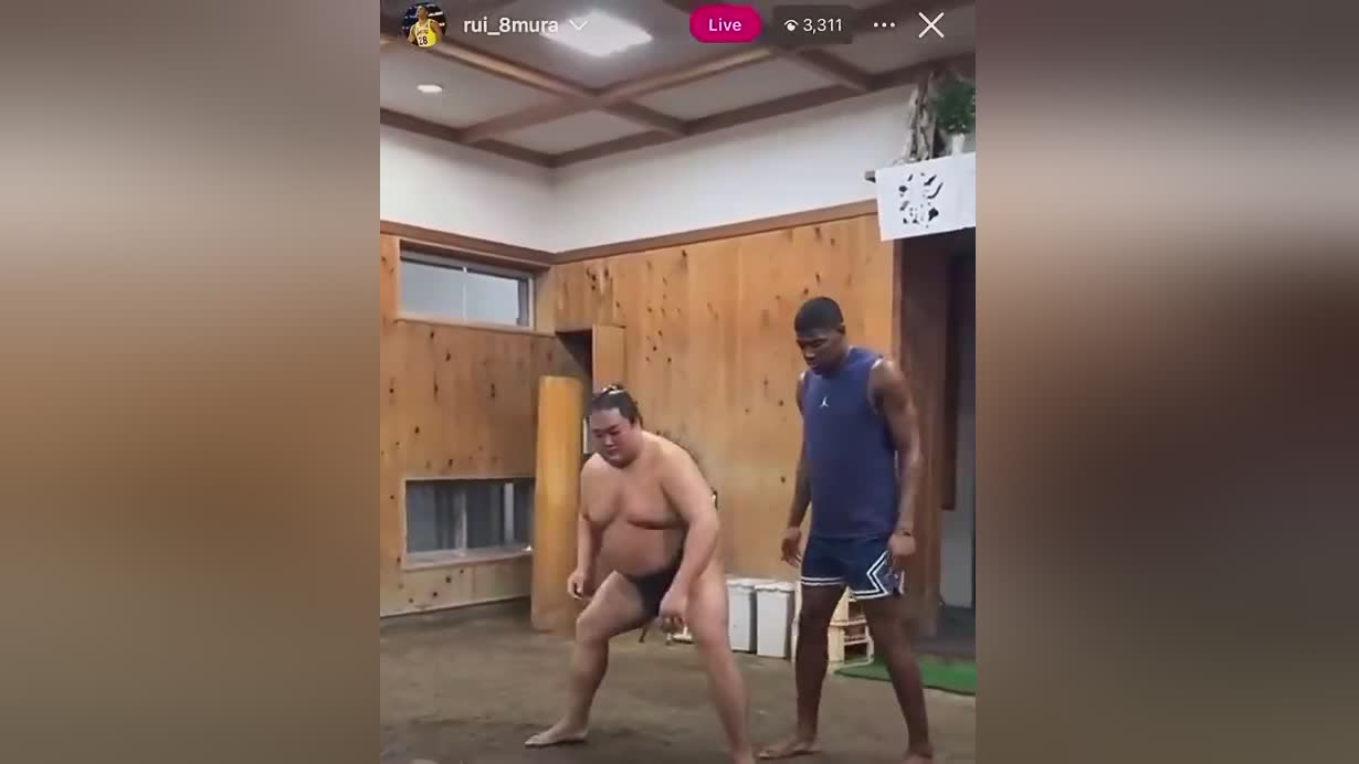 八村塁與相撲士一起訓練 網(wǎng)友：你又不是勇士的 沒人在更衣室揍你