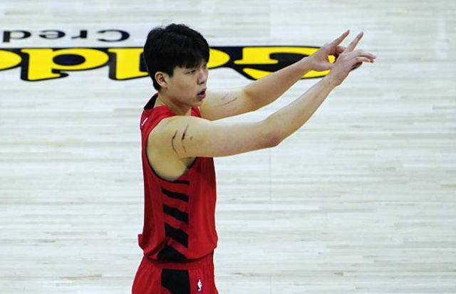 队记：杨瀚森在NBA赛场挣扎有三大原因 对他的长期未来仍充满信心