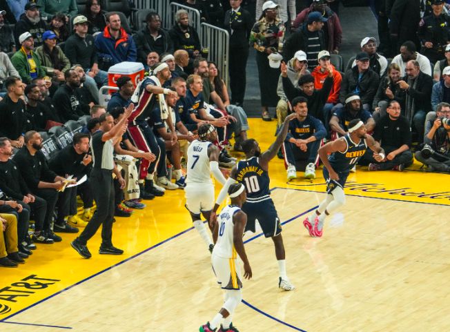 对飙战!勇士一度落后14分:库里8中3仅得7分,神将三分7中7