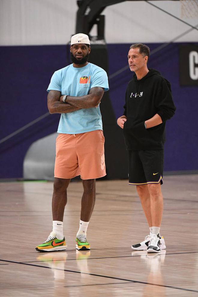 NBA高管：到现在湖人也没宣布过詹姆斯执行了选项 这非常奇怪