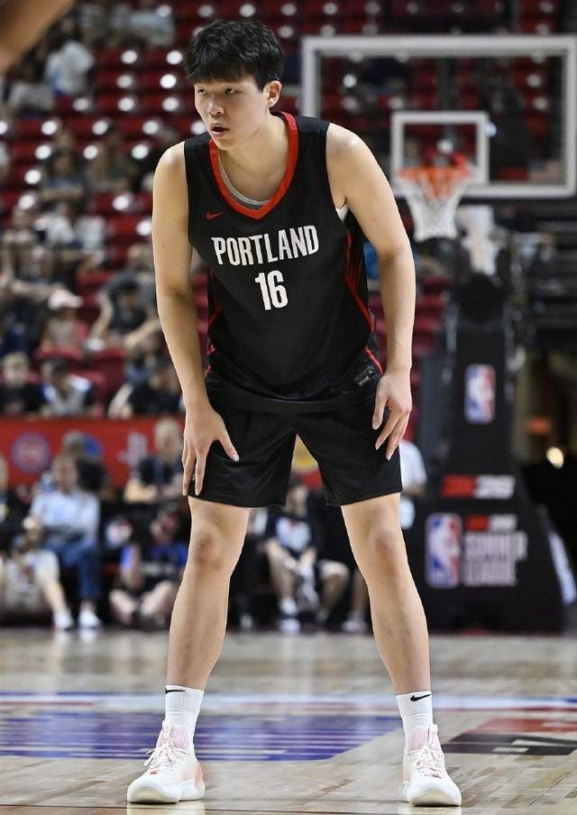完美!杨瀚森NBA首秀10分4板5助3帽1断,拉爆状元弗拉格21中5才10分