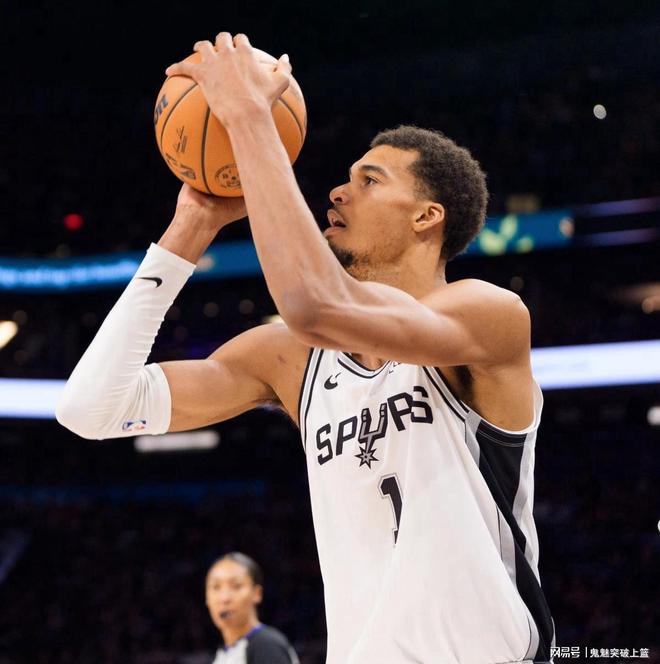 突发！马刺遭重创！文班小腿拉伤