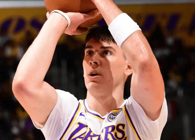 湖人三配角全成奇兵！海斯稳内线，布朗尼稳防守，拉拉维亚万金油