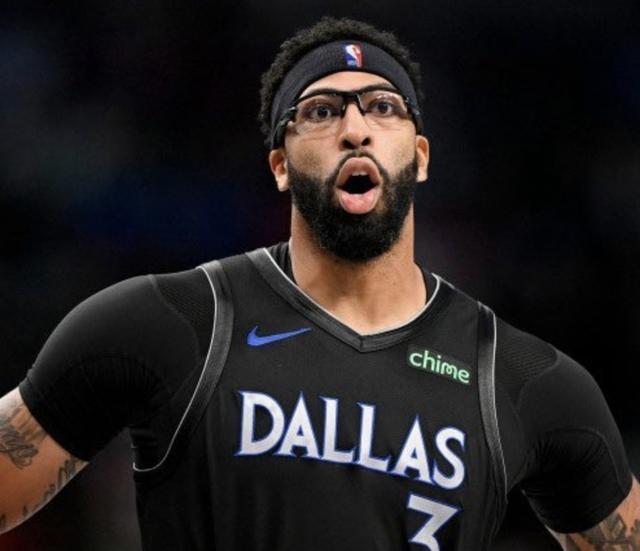 记者：勇士正争取得到戴维斯，但独行侠对其现有球员不感兴趣