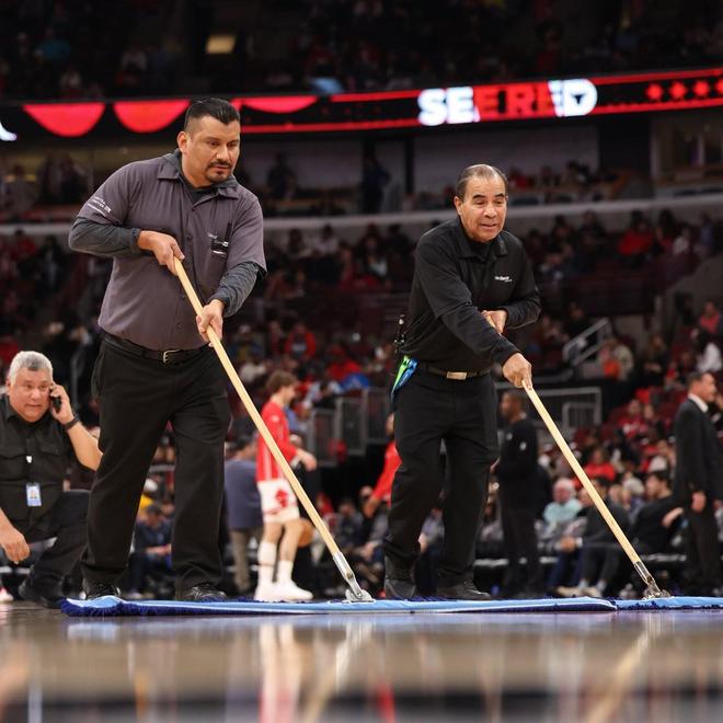 苦等2小時(shí)，官方：公牛主場(chǎng)對(duì)熱火一戰(zhàn)因球場(chǎng)出現(xiàn)水漬而延期