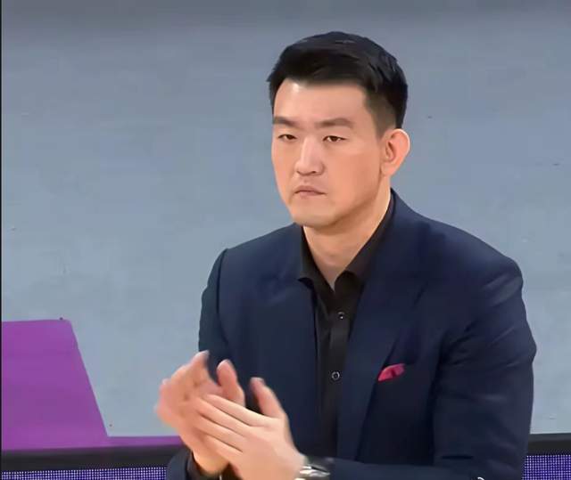 生气!广厦无缘提前夺冠王博一脚怒踹总决赛广告牌,记者们都惊呆了