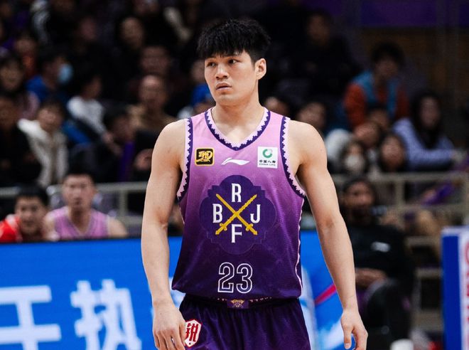 广东空欢喜！引进陈国豪筹码并不匹配，没钱+番薯多，太难搞了！...