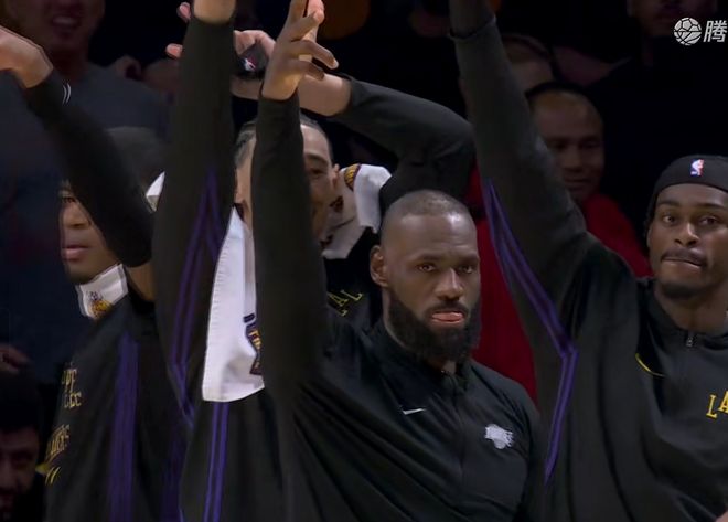 詹皇父爱如山!自己两双不如儿子更强,布朗尼轰三分老詹带头庆祝