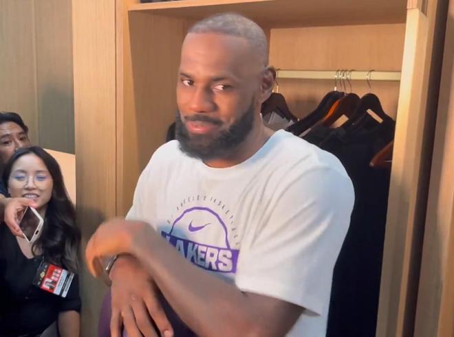 詹姆斯:前14场我一直在观察和思考如何帮助队友;我能跟任何人配合好