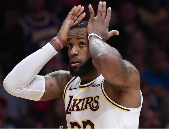 自从詹皇回归,湖人猛将一秒没上!赢球全程黑脸,4800万拿得烫手