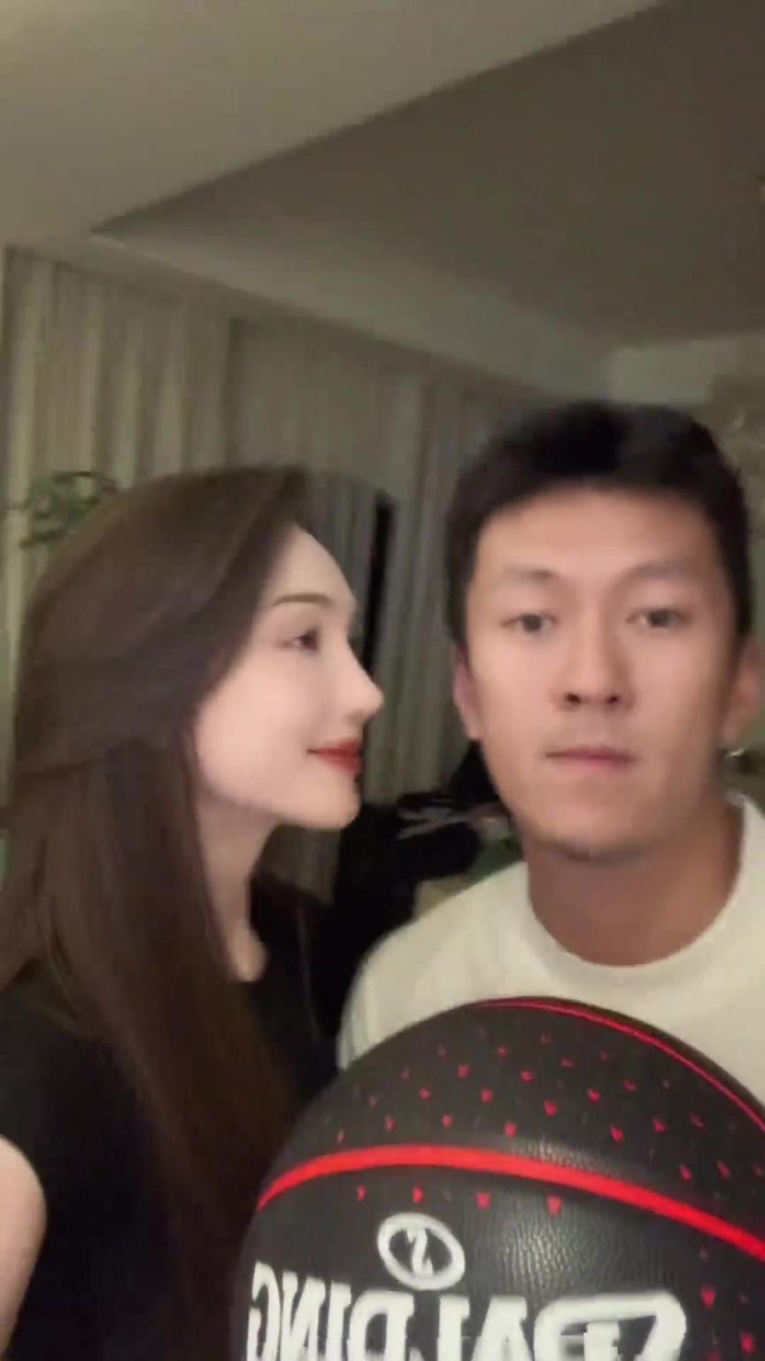 杨政秀恩爱：我女朋友真漂亮！