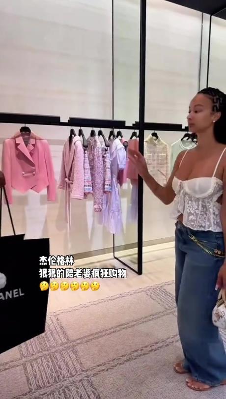 阿姨抱金砖！杰伦-格林带女友购物，奢侈品疯狂买买买
