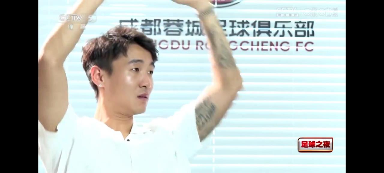 提到去世的小球迷林子金，韦世豪忍不住镜头前流泪