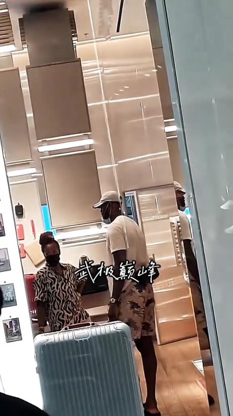 热爱哈！詹姆斯带着詹嫂出去购物 闲暇之余还会来个空气投篮