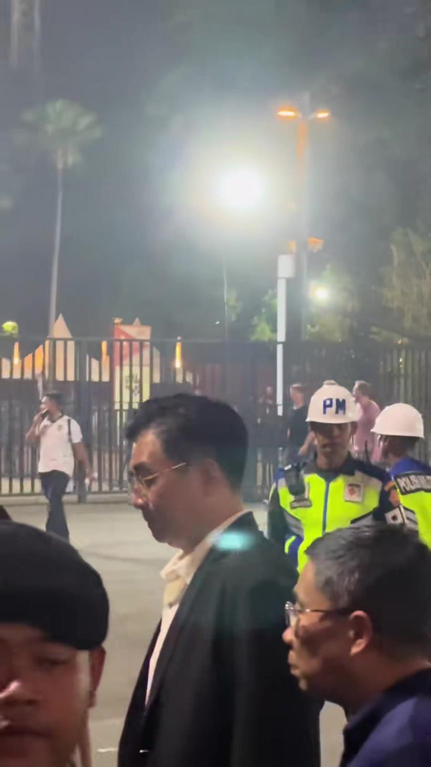 国足何去何从？足协主席宋凯赛后被拍到面无表情离开球场