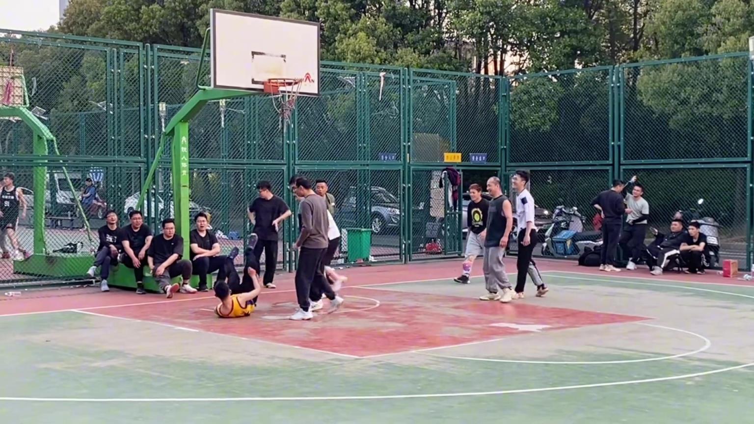 有球迷晒打球被KD球迷故意撞伤视频配文：报警会处理？能否有赔