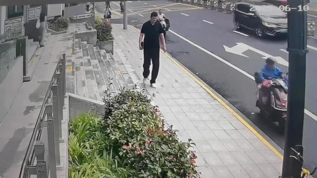 太太太顯眼了！姚明近日走路被路人翻監(jiān)控看到 行人拿手機(jī)拍攝