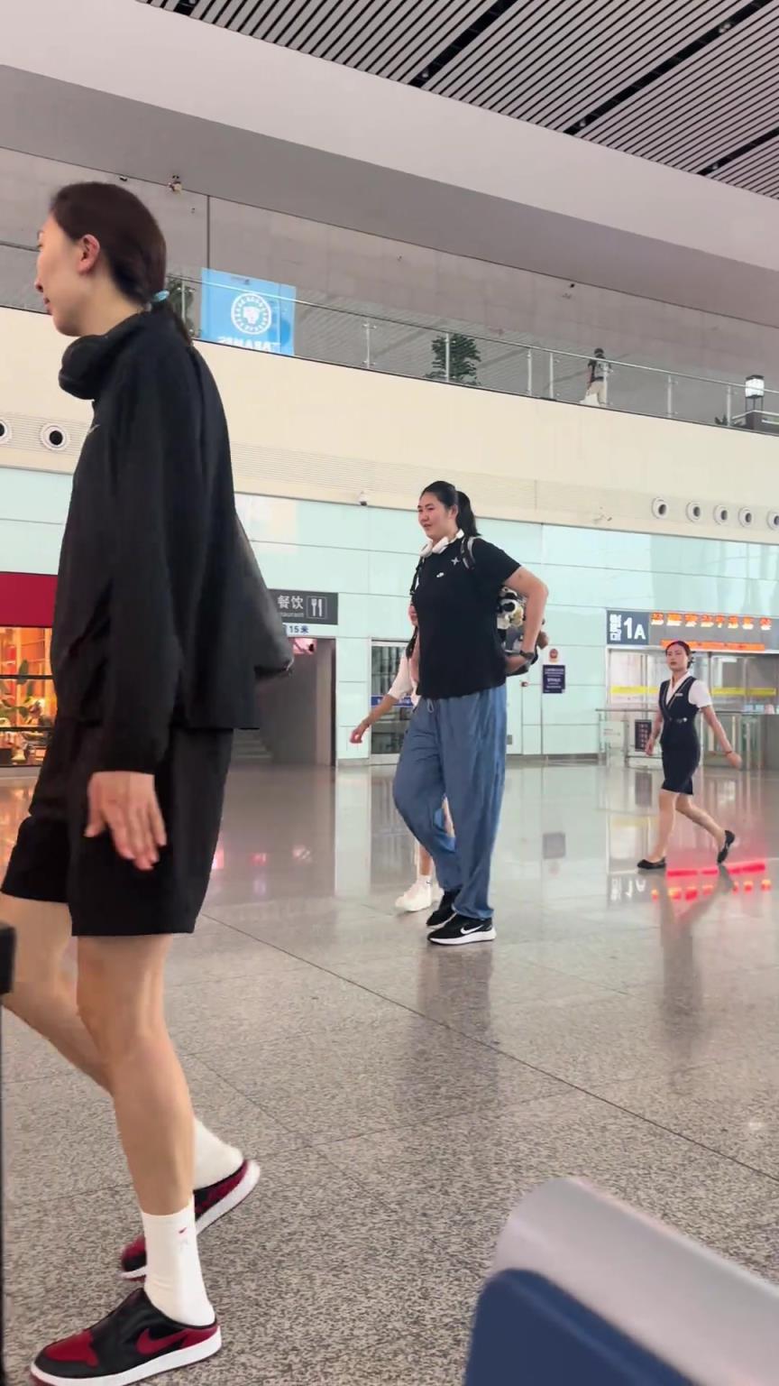 网友动车站偶遇中国女篮 韩旭跟张子宇的压迫感太强了！