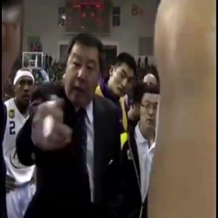 名场面！吴庆龙训话郭艾伦 后者不满！前者直言：你打的好啊！？