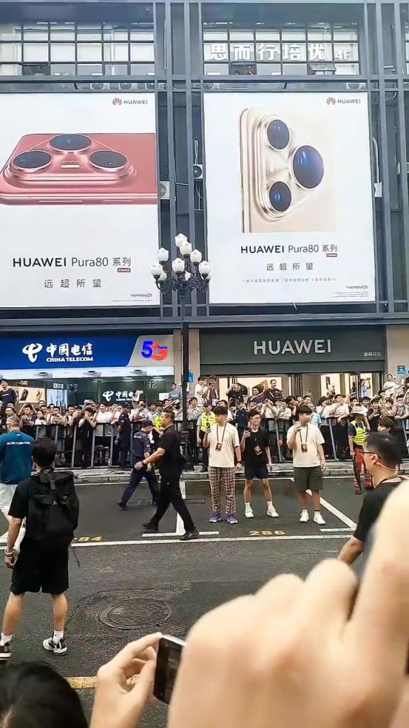 这就是联盟第一人的人气！约基奇抵达深圳参加活动，大批球迷高呼MVP！