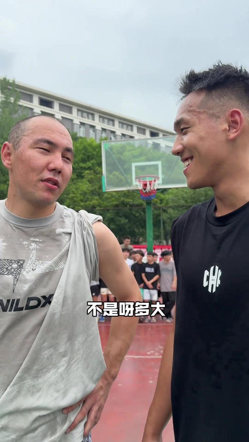 能秃能投！篮球网红程鑫凯和秃头老哥1v1单挑