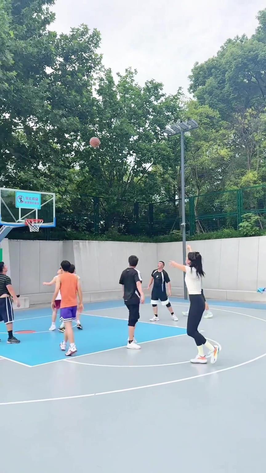 能攻能投三分神准！篮球女网红1米81石一童晒野球场4v4进球