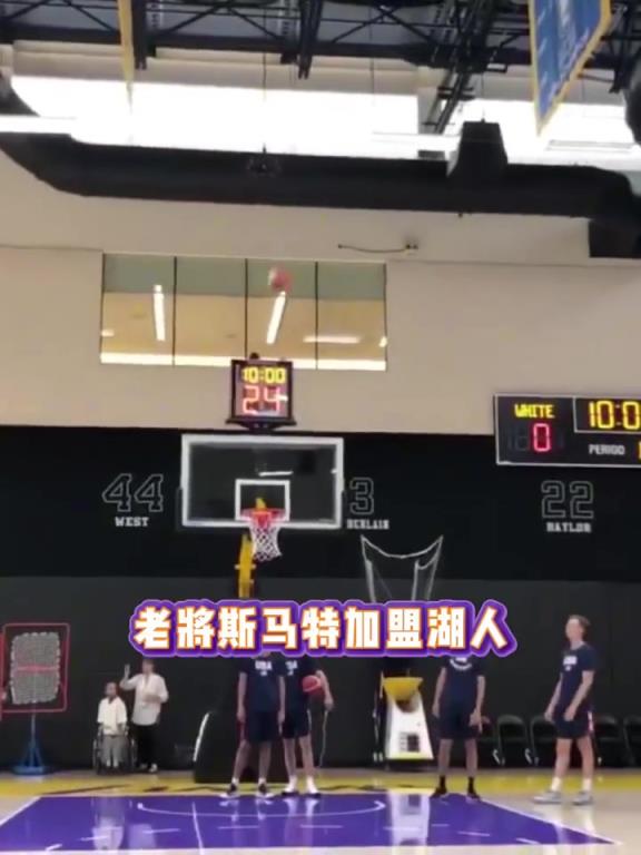 跟东契奇学的？斯玛特这坐地上扔进半场三分，实在有点东西啊
