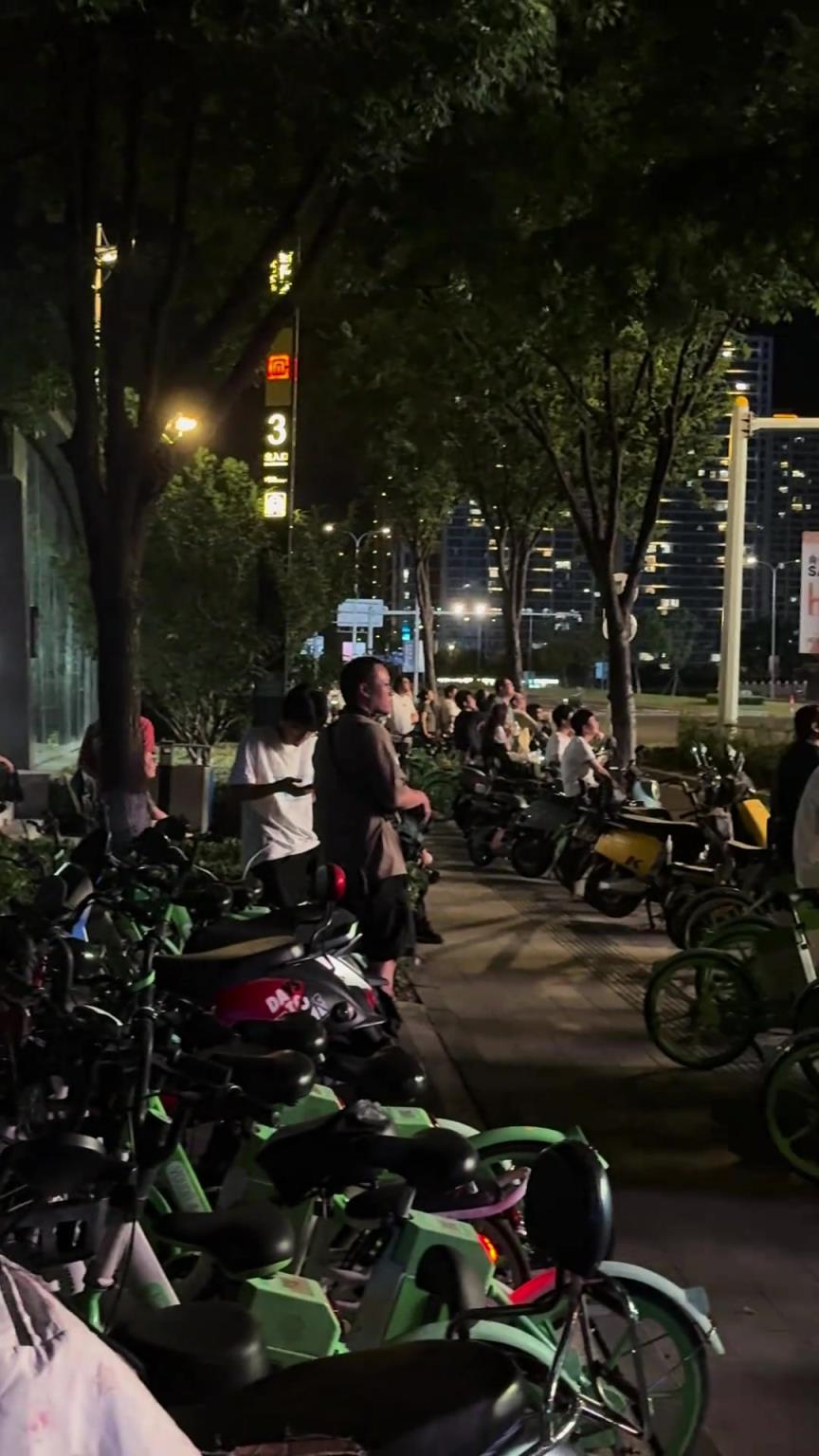 百姓街头看球！苏超把中国民间足球带到了一个前所未有的高度