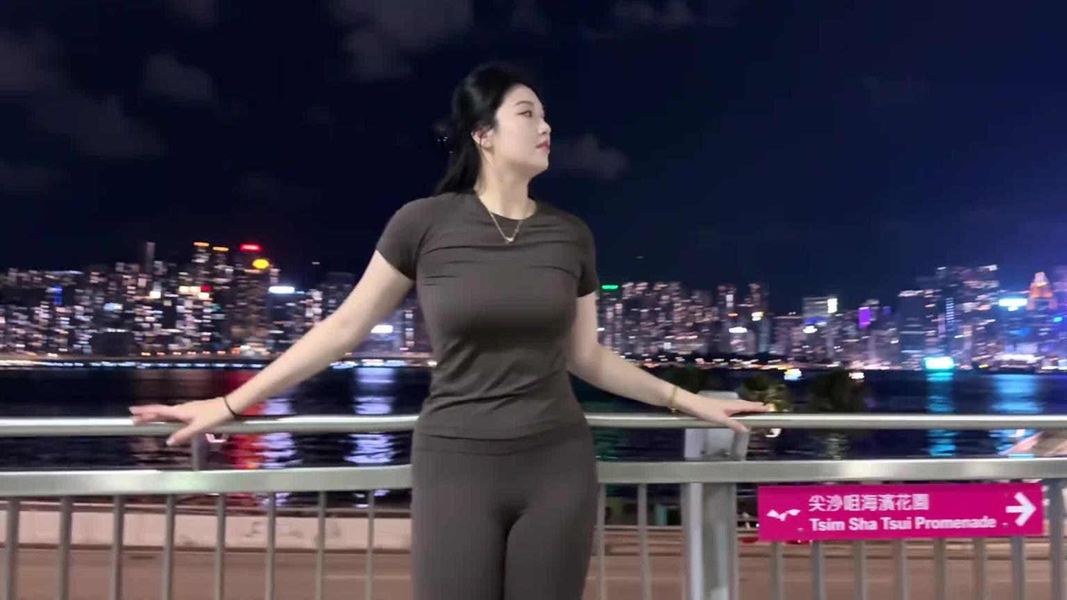 國產卡戴珊肘姐夜遊香港：你失約的 我替你去了
