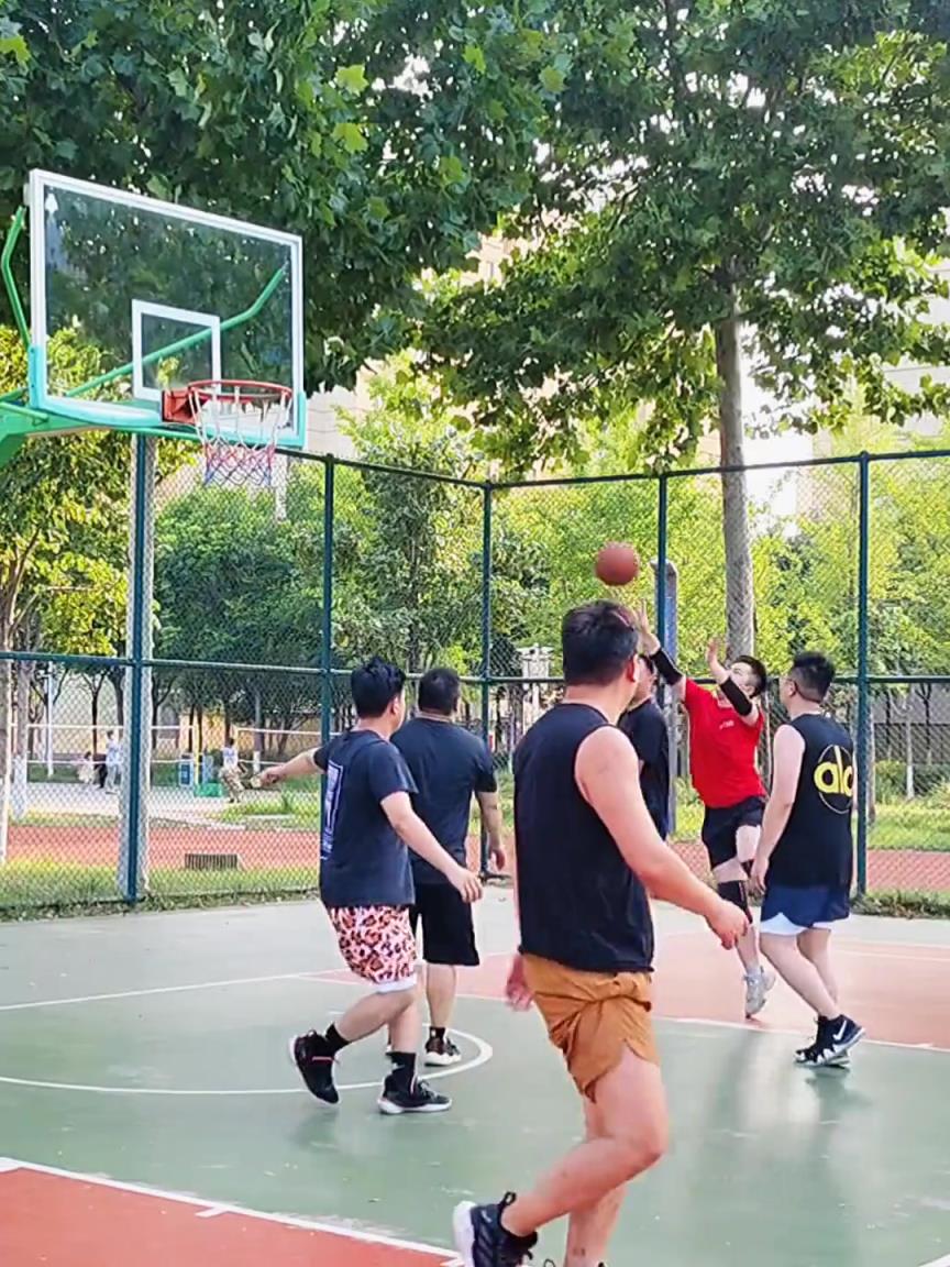 從球風判斷，他應該是白巧克力的徒弟吧？