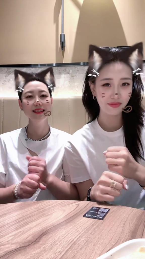 刚助中国队卫冕大运女篮金牌！唐子婷和妈妈互动可可爱爱