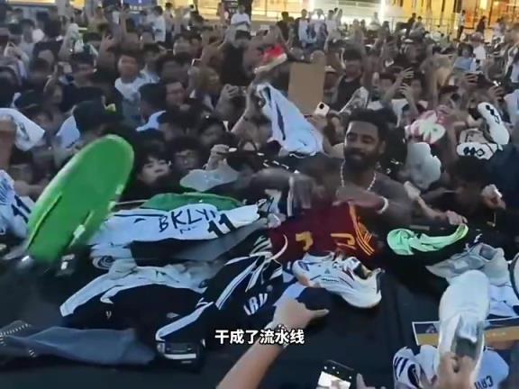 趴在車頂，簽名簽成流水線！歐文最瘋狂、最接地氣的中國行❤