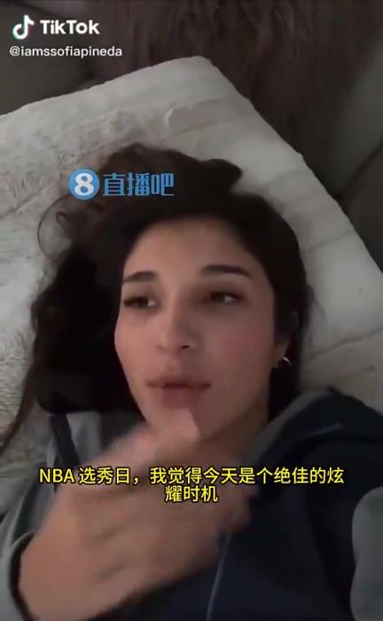 美女小姐姐曝光：我和愛德華茲是校友，當初曾幫他在代數考試作弊，不然他得考0分