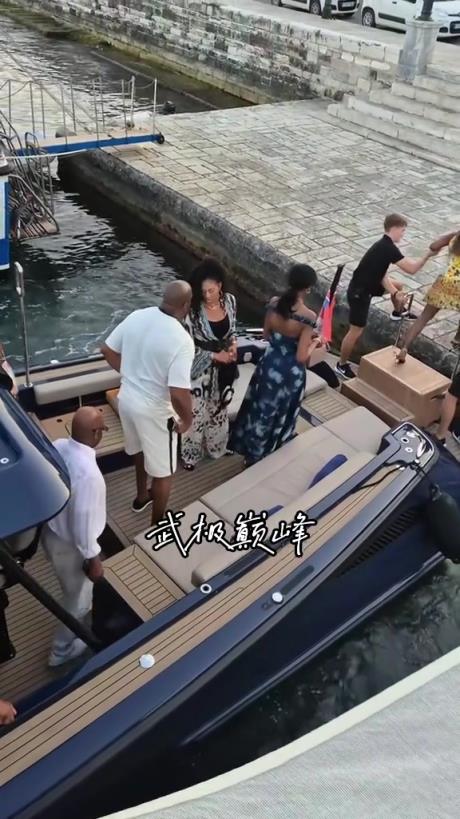 差點嚇壞眾人～魔術師約翰遜的妻子下船時險些摔倒