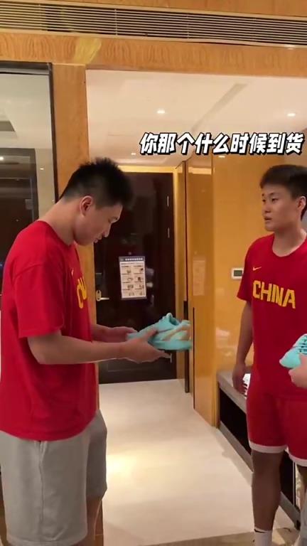 雷蒙羨慕趙睿的科比6，趙睿調侃：打CBA你又穿不了！