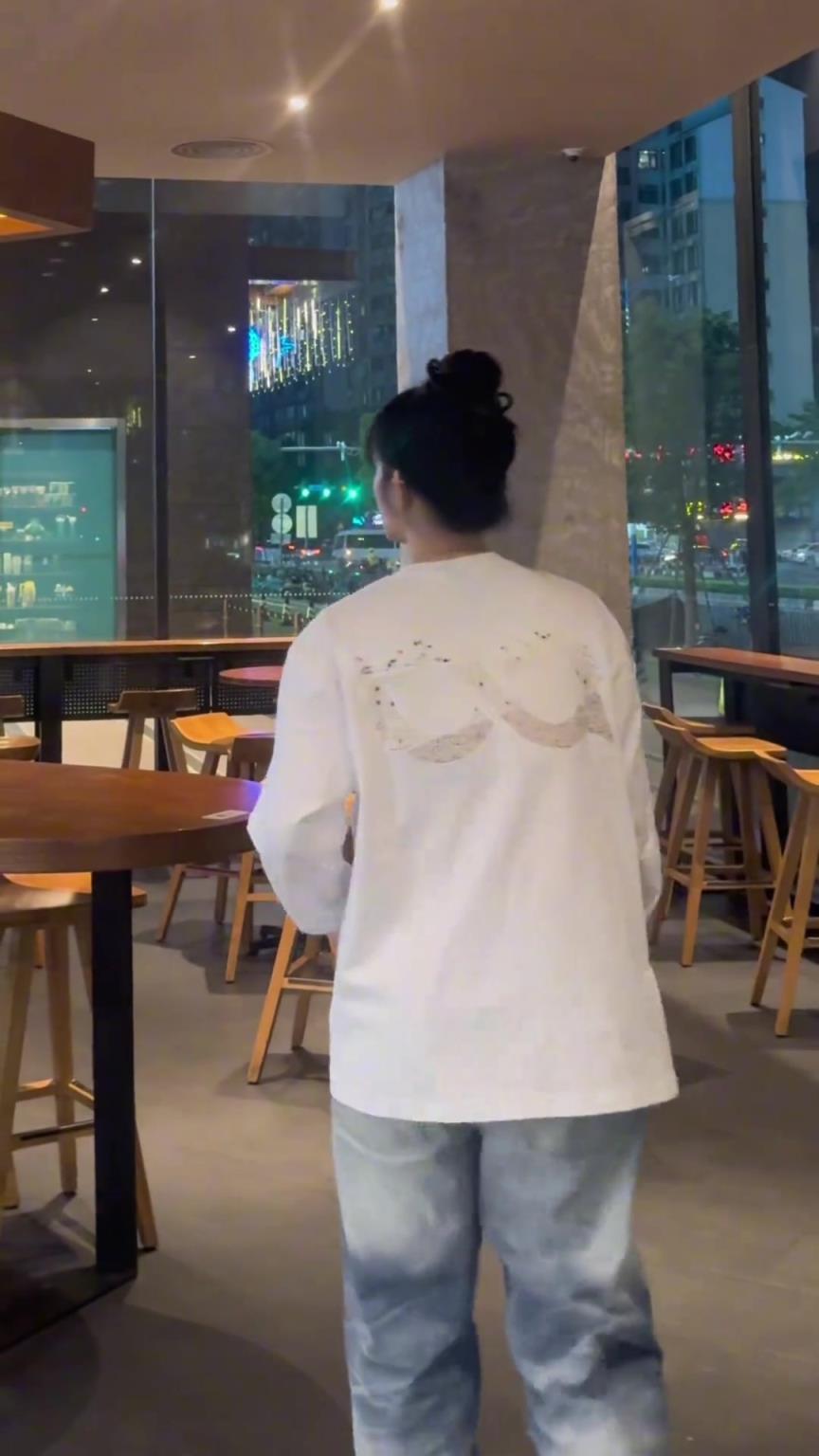 你不用在打球和我之间做选择，因为我会陪你去...