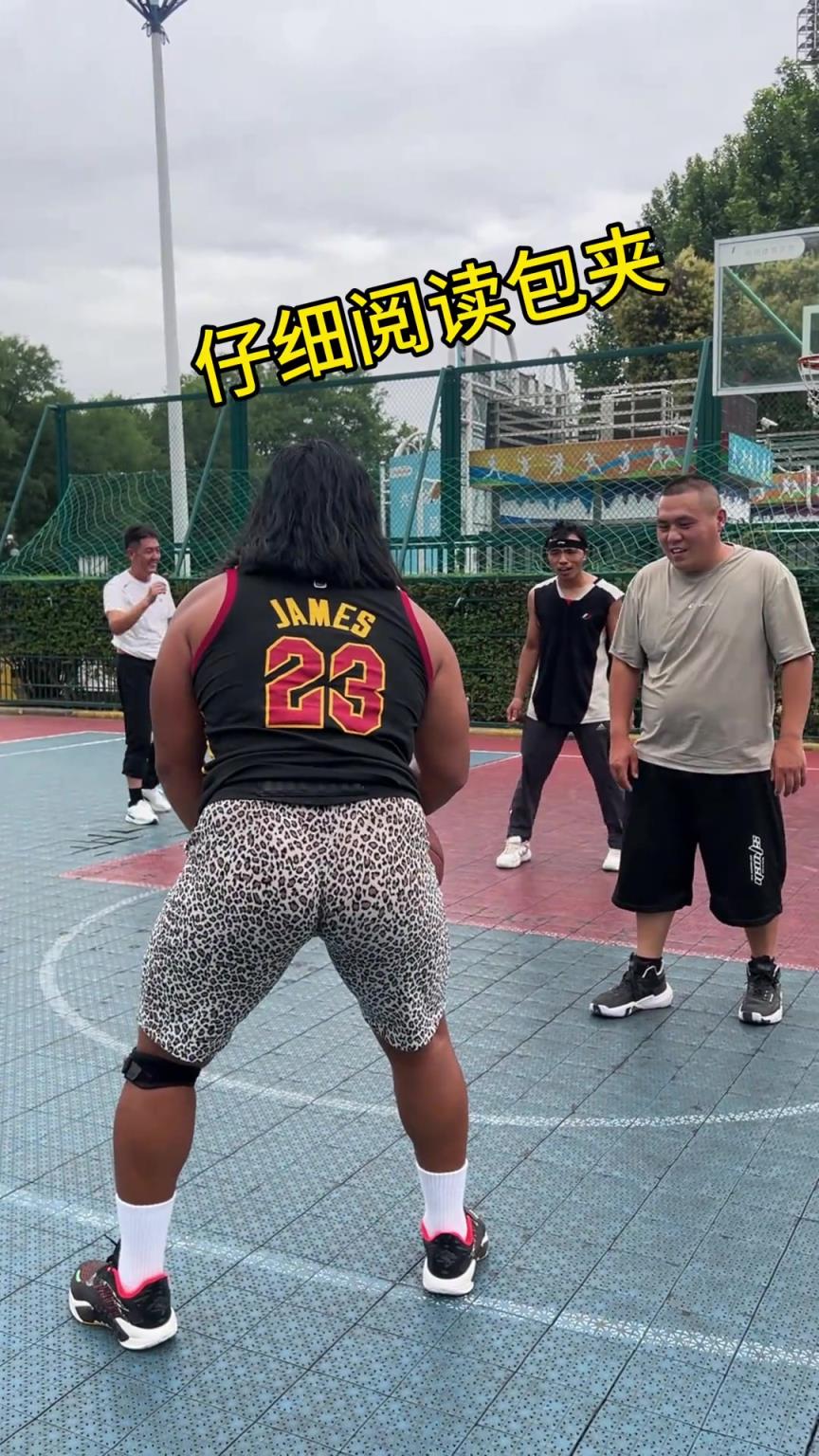 扯这一下是在示意拉出来单打吗