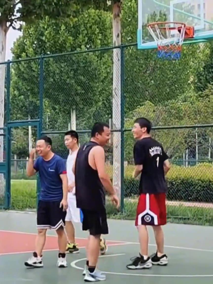这是什么逆天球风？野球场炸裂操作直接惊呆对手！