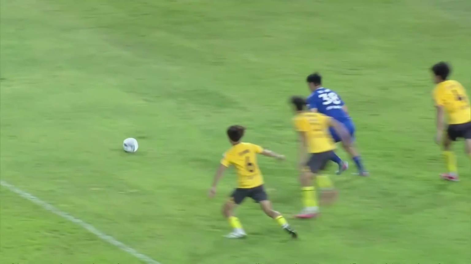 连云港1-0领先了！连云港球员停球停大恰好为队友架炮转化为助攻