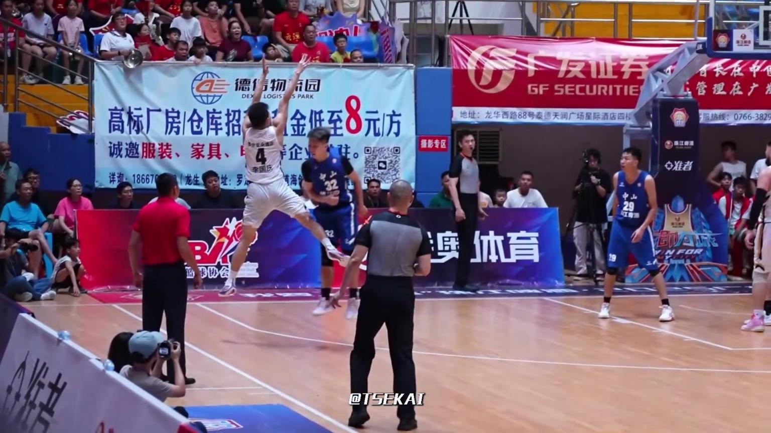 如果你是裁判，你会怎么吹罚此球？