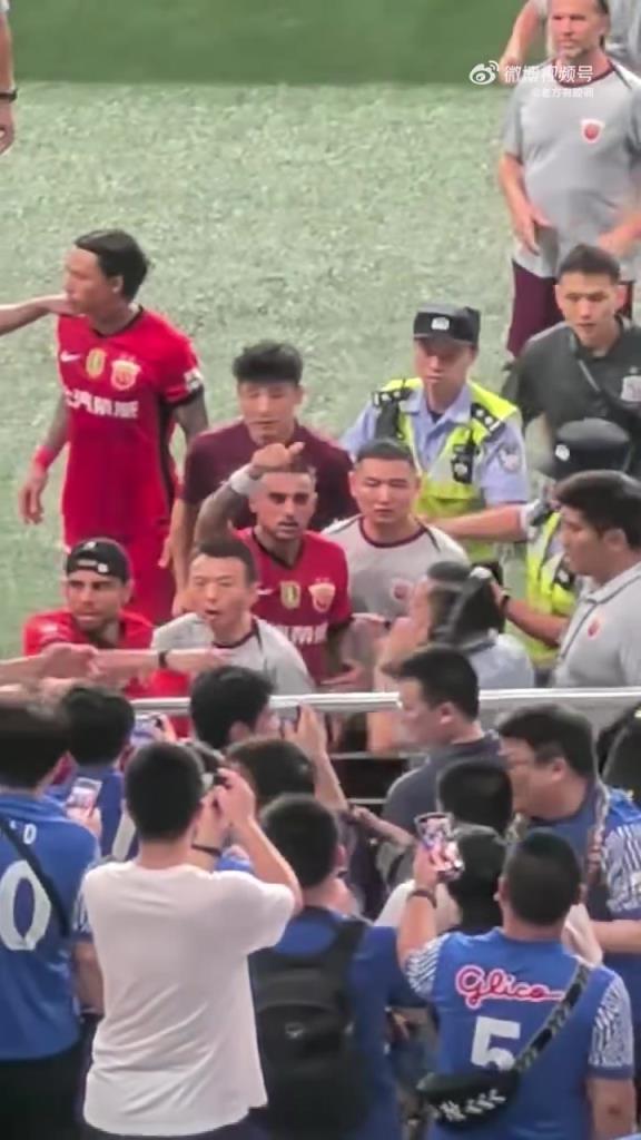 海港球員謝場和申花球迷發生口角，武磊拄拐也在其中