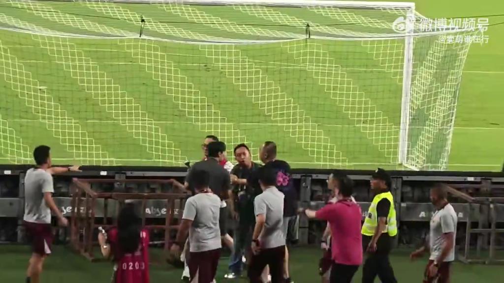 發生了什麽？上海德比賽後美女記者和海港工作人員衝突