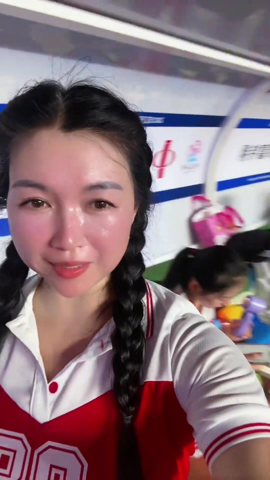 苏超无锡啦啦队小姐姐们汗流浃背，只为赛场上那一抹亮色❤