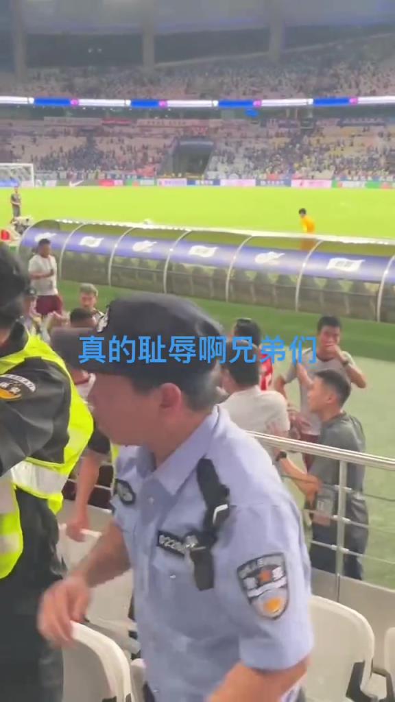 球迷內戰？申花球迷找海港球員要球衣，另一申花球迷怒推+辱罵