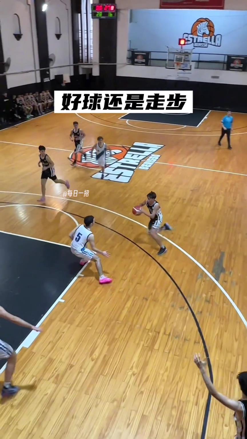 理性討論一下：這哥們上籃是好球還是走步？