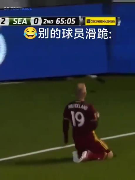 足壇經典廣告！別人滑跪是滑跪，他滑跪是開卡丁車！